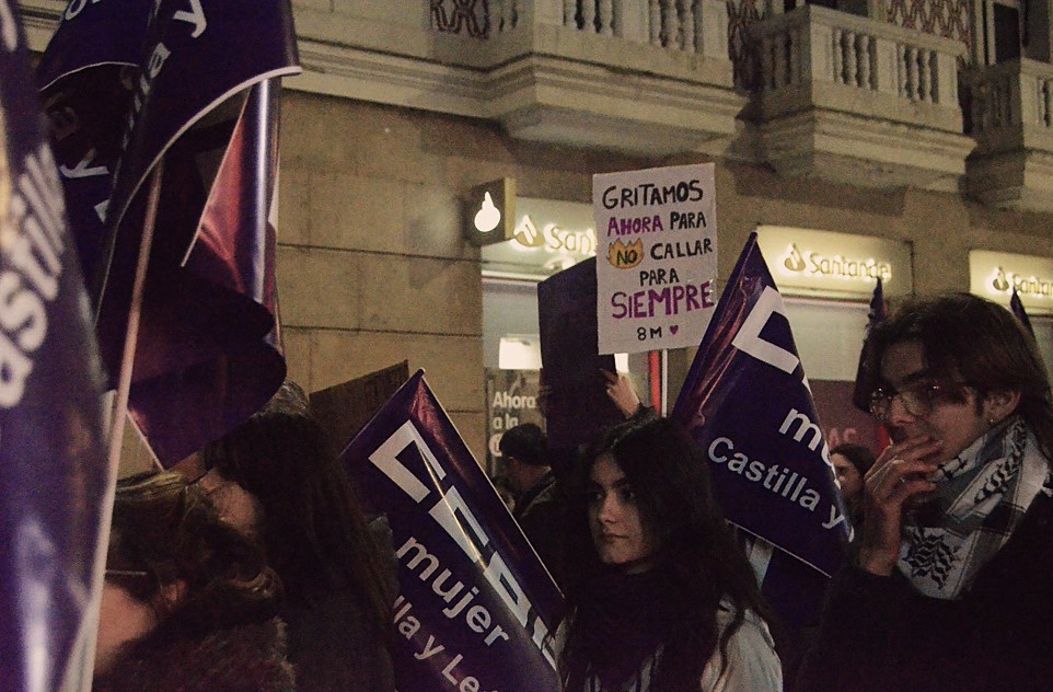 Cartel erigido entre la multitud protestante que reza: "gritamos ahora para no callar para siempre"
