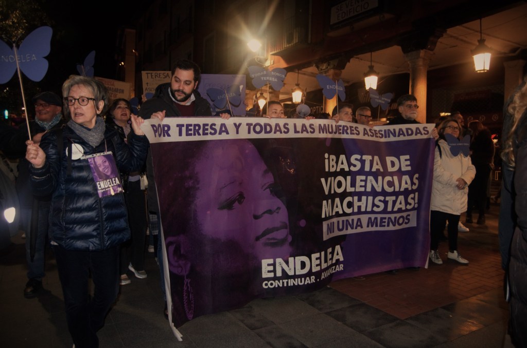Pancarta con el rostro de Teresa Rodríguez, la enfermera vallisoletana asesinada en Bruselas por su expareja: "Por Teresa y todas las mujeres asesinadas: ¡Basta de violencias machistas! Ni una menos. ENDELEA: continuar, avanzar"