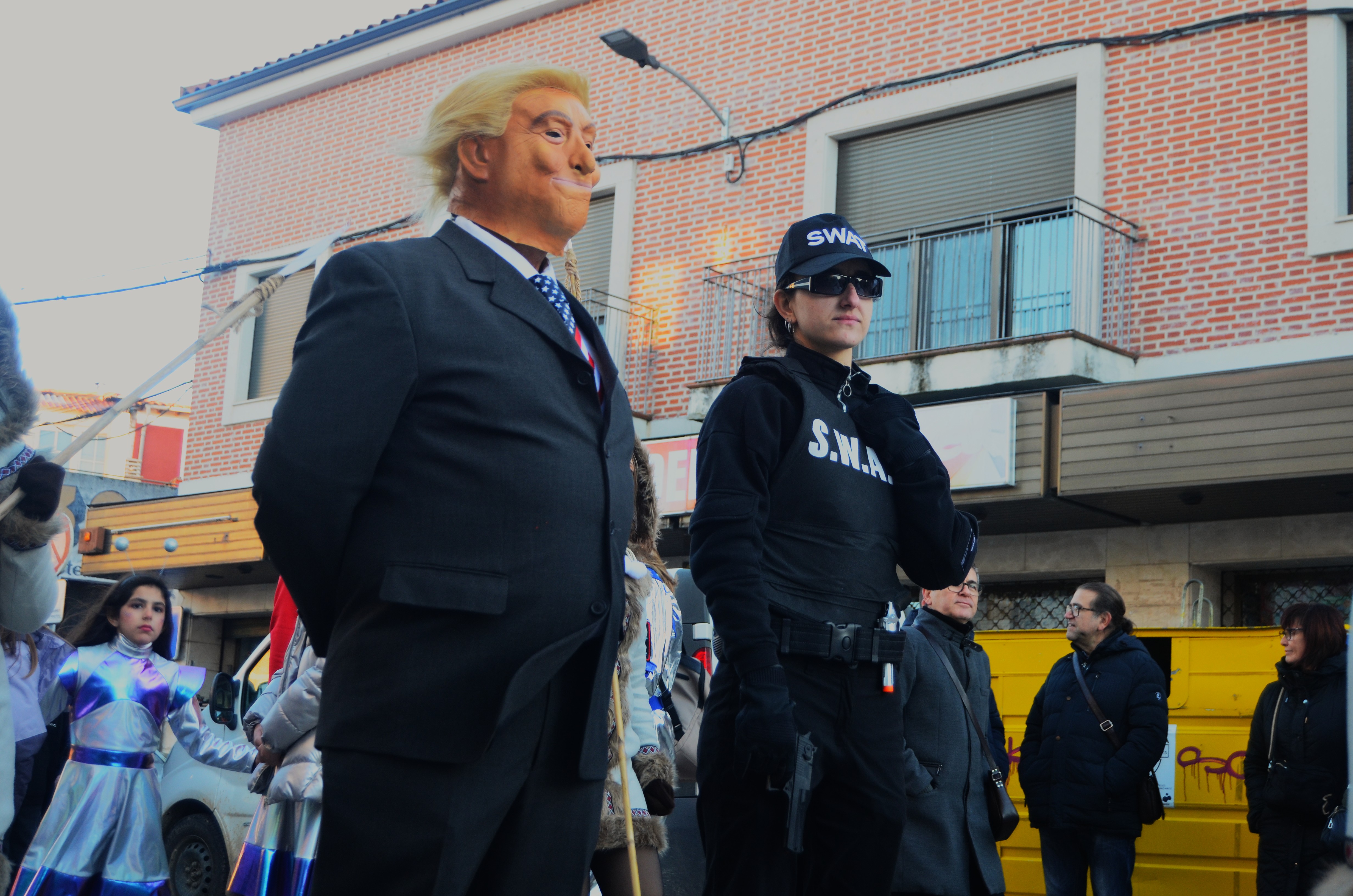 Donald Trump y la reina Isabel entre charangas: El carnaval de Tudela, en imágenes